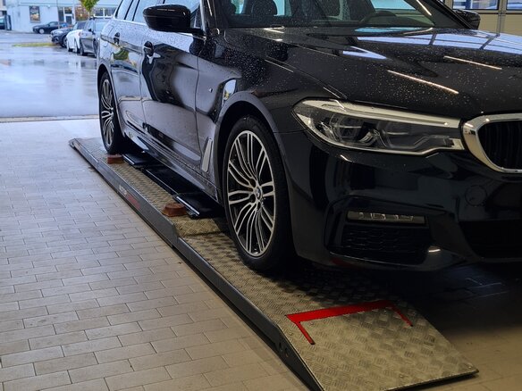 2019 BMW 5 серии 520d xDrive VII (G30/G31/G38), чёрный, 4099000 рублей - вид 1