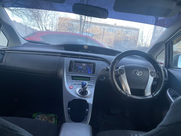 2013 Toyota Prius III Рестайлинг (XW30), серый, 1280000 рублей - вид 4