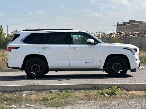 2023 Toyota Sequoia III, белый, 12000000 рублей - вид 2