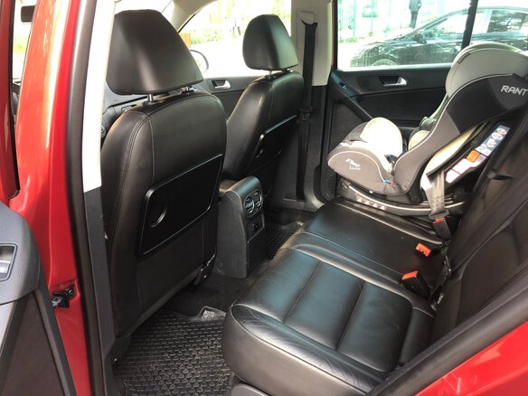 2011 Volkswagen Tiguan I, красный - вид 4