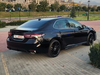 2021 Toyota Camry US Market VIII (XV70) Рестайлинг, чёрный, 3150000 рублей, вид 2