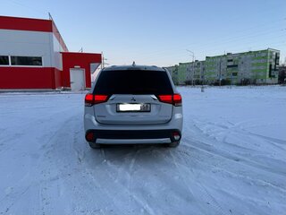 2018 Mitsubishi Outlander III Рестайлинг 2, серебристый, 2000000 рублей, вид 5