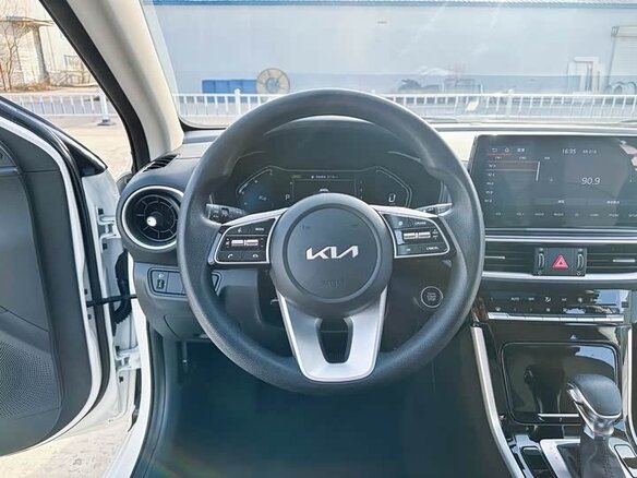 2022 Kia K3 II (China Market) Рестайлинг, белый - вид 12