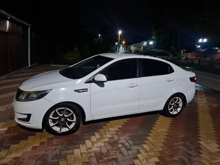 2013 Kia Rio III, белый, 800000 рублей, вид 4
