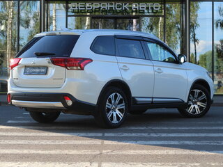 2018 Mitsubishi Outlander III Рестайлинг 3, белый, 1940000 рублей, вид 3
