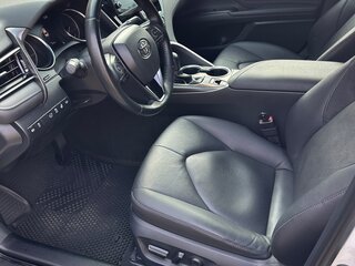 2022 Toyota Camry VIII (XV70) Рестайлинг, белый, 3000030 рублей, вид 3
