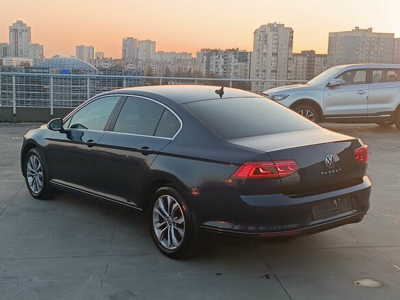 2021 Volkswagen Passat B8 Рестайлинг, синий, 2399000 рублей - вид 6