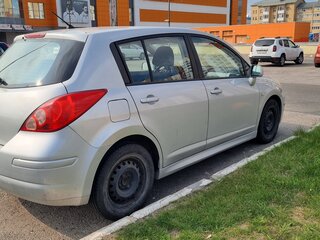 2010 Nissan Tiida I Рестайлинг, серебристый, 600000 рублей, вид 5