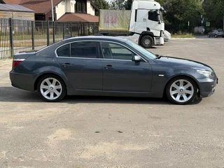 2008 BMW 5 серии 520d V (E60/E61) Рестайлинг, серый, 820000 рублей, вид 4