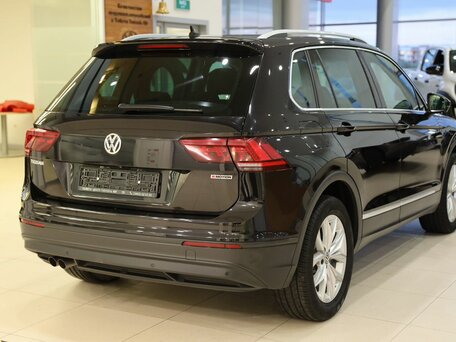2018 Volkswagen Tiguan II, чёрный, 2245000 рублей, вид 4