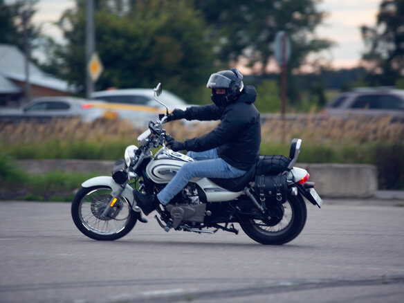 2023 Bajaj Avenger, белый - вид 5