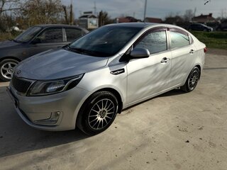2014 Kia Rio 5-speed III, серебристый, 820000 рублей, вид 1