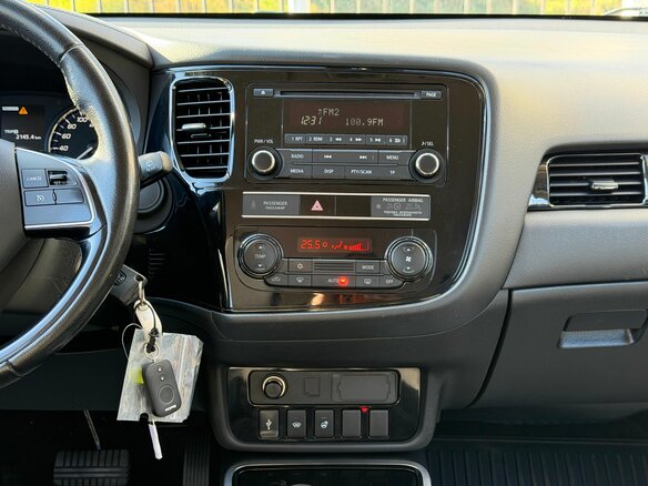 2018 Mitsubishi Outlander III Рестайлинг 3, серебристый, 2159000 рублей - вид 22