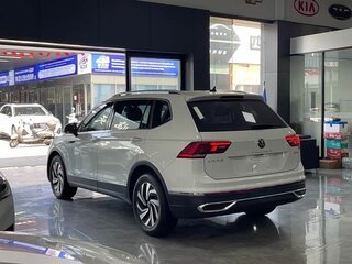 2022 Volkswagen Tiguan II Рестайлинг, белый, 1980000 рублей, вид 4