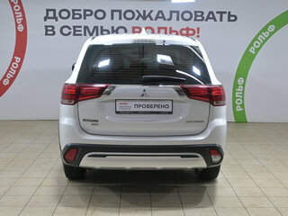 2019 Mitsubishi Outlander III Рестайлинг 3, белый, 1890000 рублей, вид 5