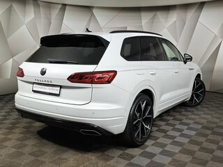 2021 Volkswagen Touareg III, белый, 6800000 рублей, вид 2