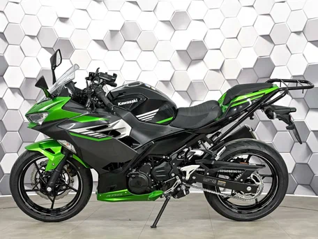 2024 Kawasaki Ninja 400, чёрный, 677000 рублей, вид 4