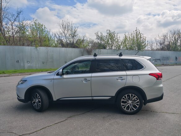 2015 Mitsubishi Outlander III Рестайлинг 2, серебристый, 2000000 рублей - вид 4