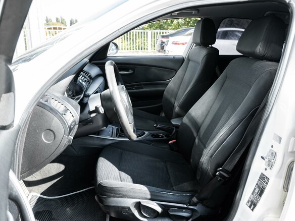 2008 BMW 1 серии 116i I (E81/E82/E87/E88) Рестайлинг, белый, 608000 рублей - вид 9