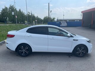 2016 Kia Rio III Рестайлинг, белый, 940000 рублей, вид 3