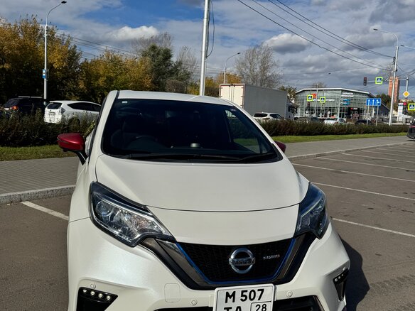 2018 Nissan Note Nismo e-Power II Рестайлинг, белый, 1500000 рублей - вид 2