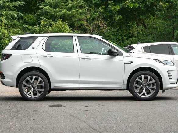 2025 Land Rover Discovery Sport I Рестайлинг, белый, 5885000 рублей - вид 3