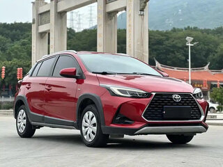 2022 Toyota Yaris IV, красный, 979099 рублей, вид 3