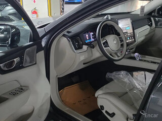 2026 Volvo XC60 II Рестайлинг 2, серый, 8255753 рублей, вид 3