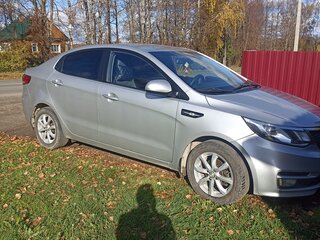 2015 Kia Rio III Рестайлинг, серебристый, 693000 рублей, вид 3