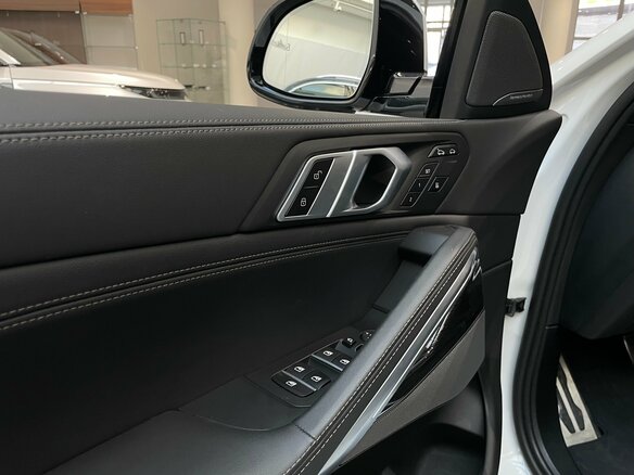 2024 BMW X6 40i III (G06) Рестайлинг, белый, 11960000 рублей - вид 23
