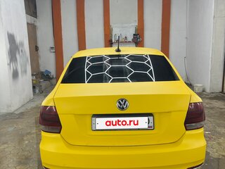 2017 Volkswagen Polo V Рестайлинг, жёлтый, 450000 рублей, вид 4