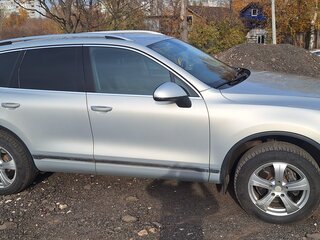 2010 Volkswagen Touareg II, серебристый, 1720000 рублей, вид 3