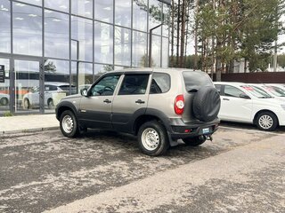2017 Chevrolet Niva I Рестайлинг, коричневый, 732000 рублей, вид 3