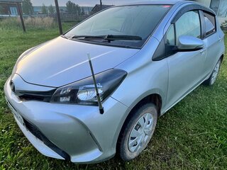 2014 Toyota Vitz III (XP130) Рестайлинг, серебристый, 600000 рублей, вид 1