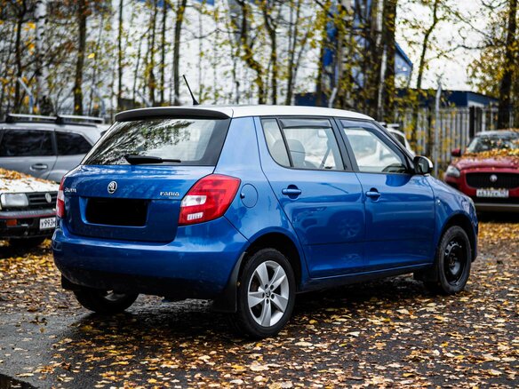 2013 Skoda Fabia II Рестайлинг, синий, 813000 рублей - вид 1