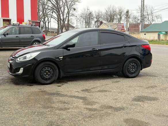 2013 Hyundai Solaris I, чёрный, 750000 рублей - вид 2