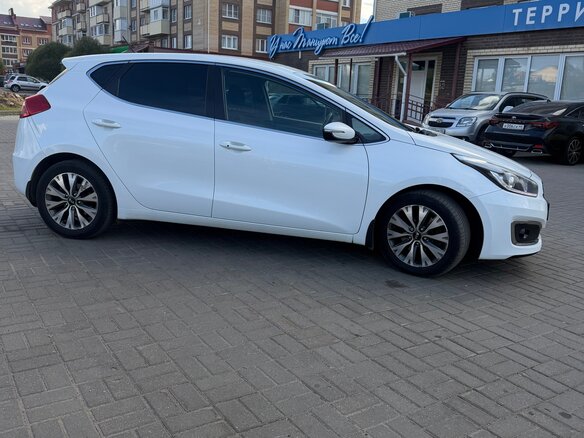2016 Kia Ceed II Рестайлинг, белый, 1090000 рублей - вид 2