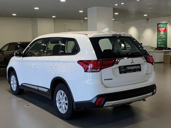 2017 Mitsubishi Outlander III Рестайлинг 2, белый, 1750000 рублей - вид 6
