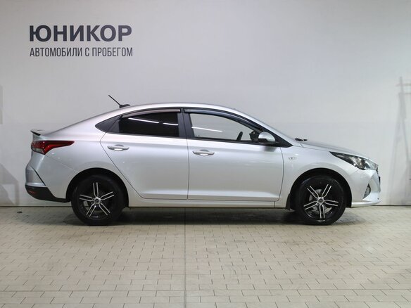 2020 Hyundai Solaris II Рестайлинг, серебристый, 1779000 рублей - вид 5
