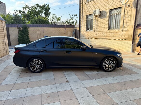 2021 BMW 3 серии 320i VII (G2x), чёрный, 4000000 рублей - вид 3