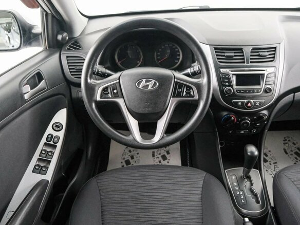 2014 Hyundai Solaris I Рестайлинг, серебристый, 1049000 рублей - вид 13