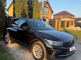 2021 Volkswagen Tiguan II Рестайлинг, чёрный, 3350000 рублей, вид 3