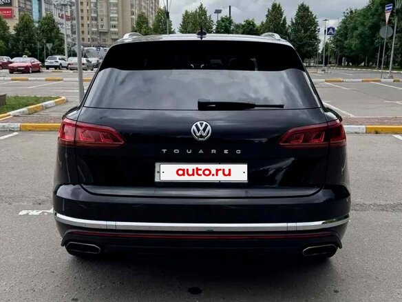 2020 Volkswagen Touareg III, чёрный, 6100000 рублей - вид 3