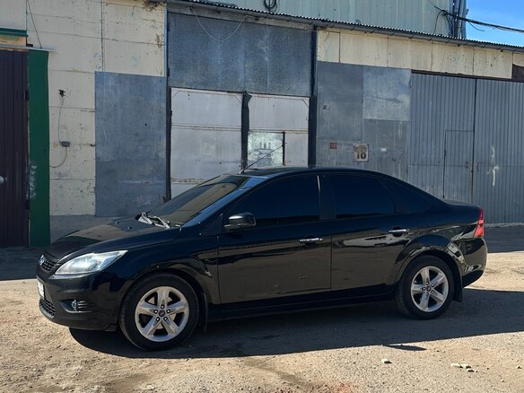 2010 Ford Focus II Рестайлинг, чёрный - вид 3