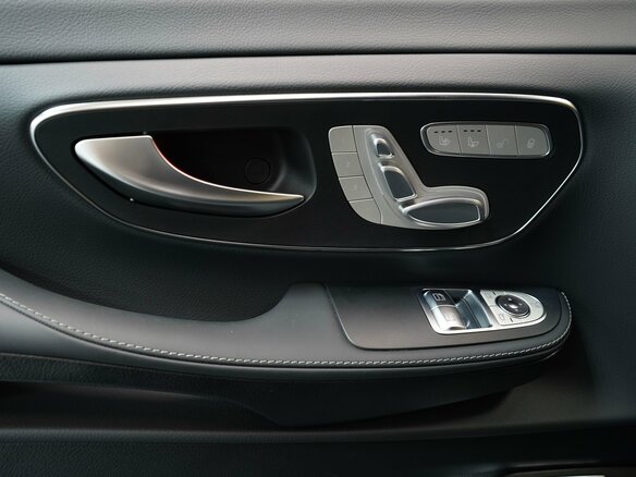 2026 Mercedes-Benz V-Класс 300 d экстра длинный III (W447) Рестайлинг 2, чёрный - вид 15