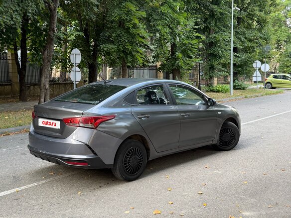 2021 Hyundai Solaris II Рестайлинг, серый, 875000 рублей - вид 1