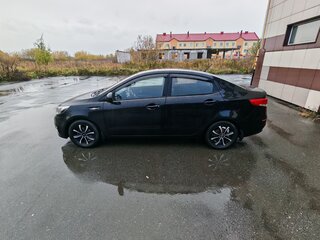 2016 Kia Rio III Рестайлинг, чёрный, 900000 рублей, вид 4