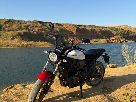 2021 Yamaha XSR700, белый, 880000 рублей, вид 2