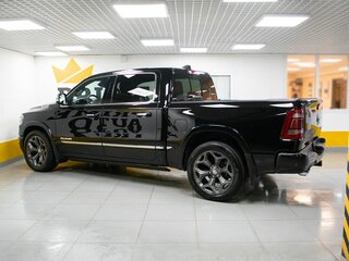 2022 Ram 1500 Crew Cab V, чёрный, 7999000 рублей, вид 4