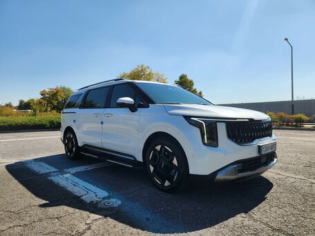 2024 Kia Carnival IV Рестайлинг, белый, 4880000 рублей, вид 3